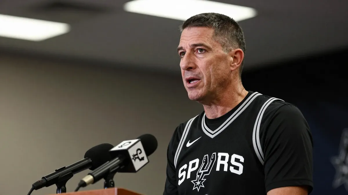 San Antonio Spurs add veteran coach Billy Donovan to staff